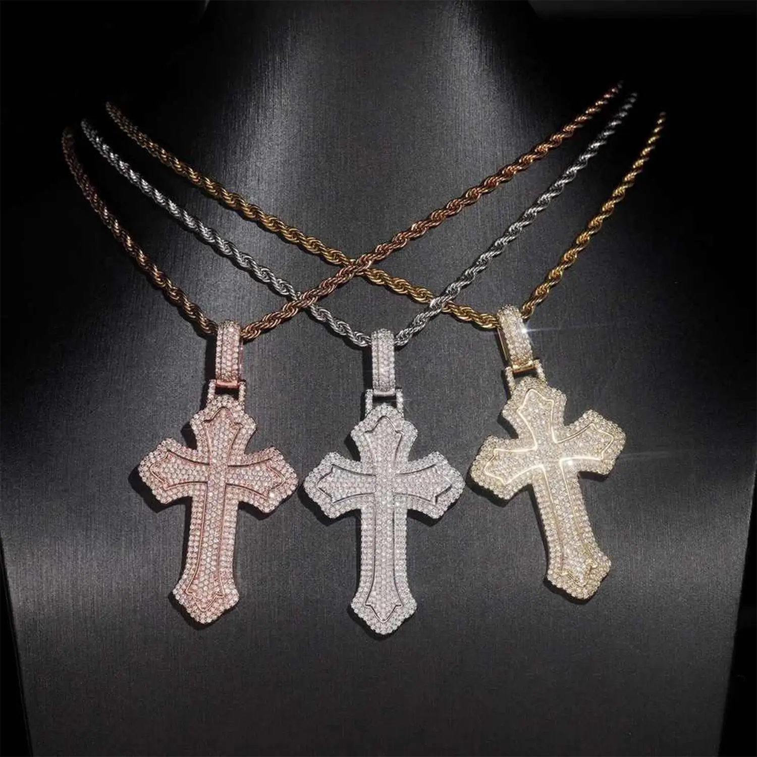 Iced Out VVS Moissanite Diamond Cross Pendant  925 Silver Image secondaire du produit