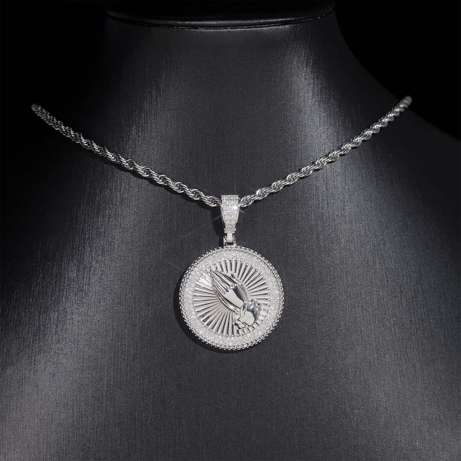VVS Moissanite Round Praying Hands Pendant Zweitbild