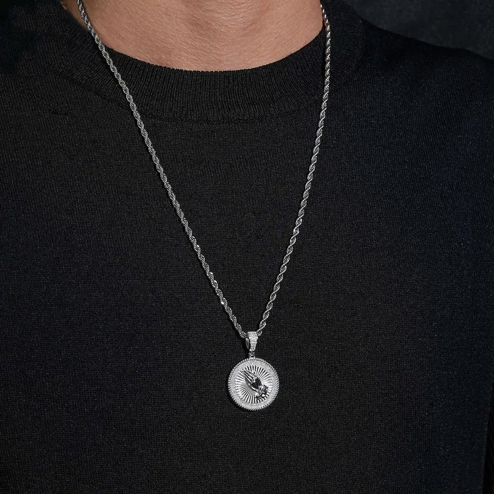 VVS Moissanite Round Praying Hands Pendant Hauptbild