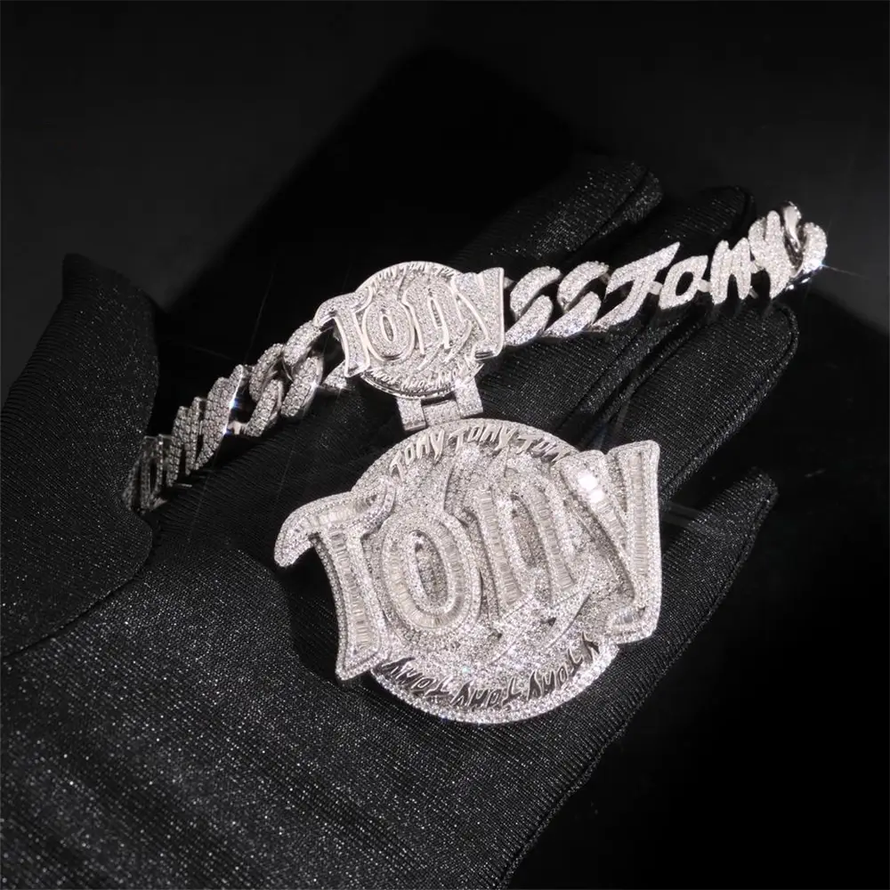 Custom VVS Moissanit Letter Pendant With Round Back